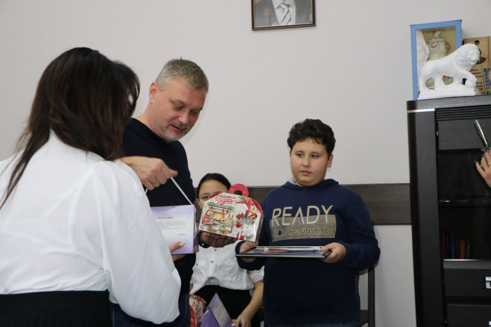 Игорь Ткаченко: Сегодня провел встречу с участниками одиннадцатой ежегодной премии общественного признания «Преград нет» из Феодосийского округа, чьи сила духа в преодолении всех преград, стоящих на жизненном пути, воля... Игорь Ткаченко: Сегодня провел встречу с участниками одиннадцатой ежегодной премии общественного признания «Преград нет» из Феодосийского округа, чьи сила духа в преодолении всех преград, стоящих на жизненном пути, воля...