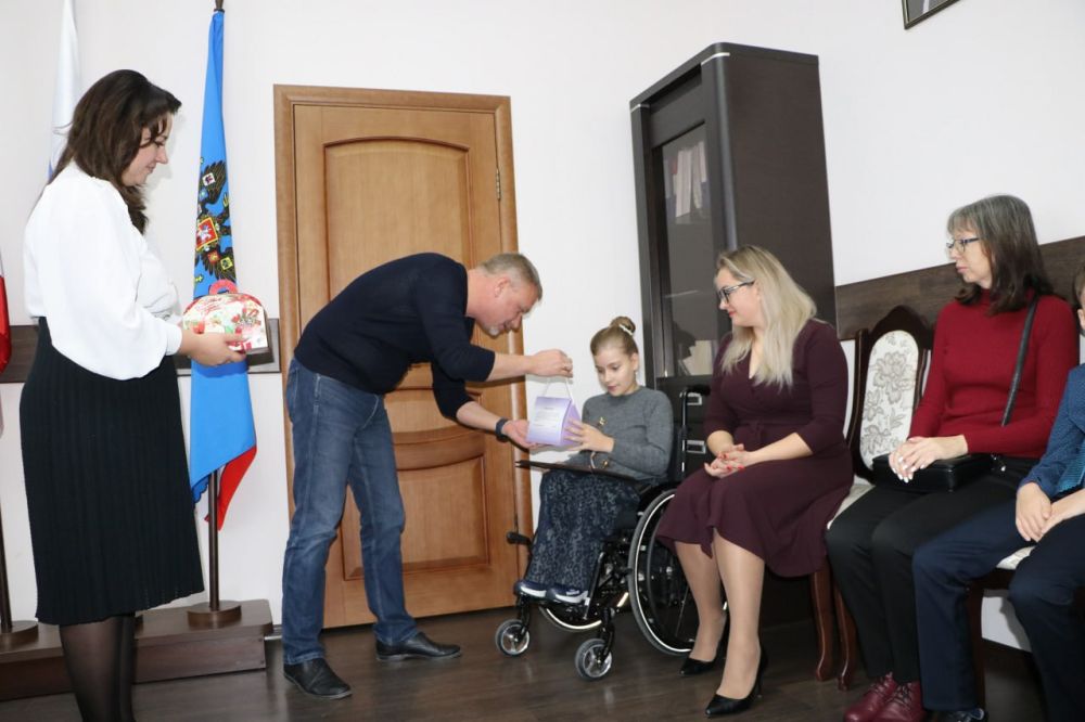 Игорь Ткаченко: Сегодня провел встречу с участниками одиннадцатой ежегодной премии общественного признания «Преград нет» из Феодосийского округа, чьи сила духа в преодолении всех преград, стоящих на жизненном пути, воля... Игорь Ткаченко: Сегодня провел встречу с участниками одиннадцатой ежегодной премии общественного признания «Преград нет» из Феодосийского округа, чьи сила духа в преодолении всех преград, стоящих на жизненном пути, воля...