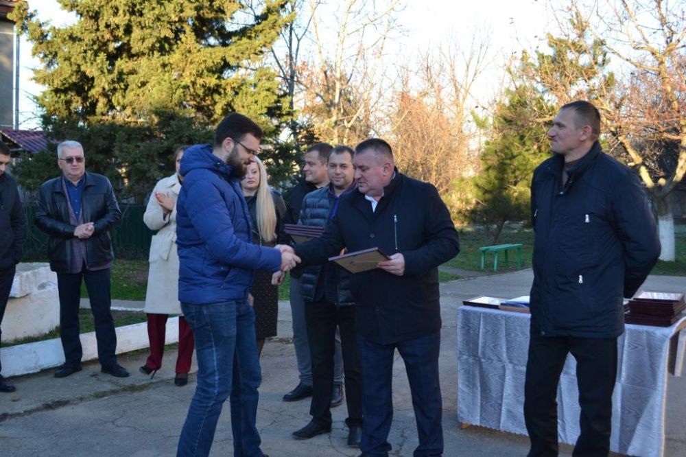 В преддверии профессионального праздника- дня энергетика председатель Сакского районного совета Михаил Слободяник и первый заместитель главы администрации Сакского района Андрей Польченко поздравили руководителей и... В преддверии профессионального праздника- дня энергетика председатель Сакского районного совета Михаил Слободяник и первый заместитель главы администрации Сакского района Андрей Польченко поздравили руководителей и...