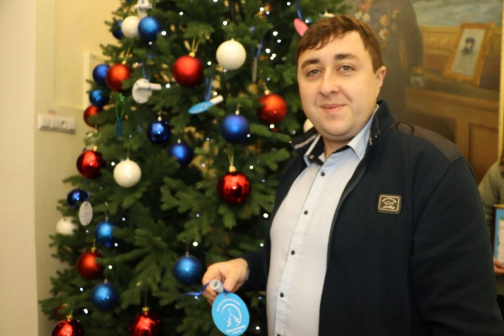 В Феодосии проходит акция «Ёлка желаний» В Феодосии проходит акция «Ёлка желаний»