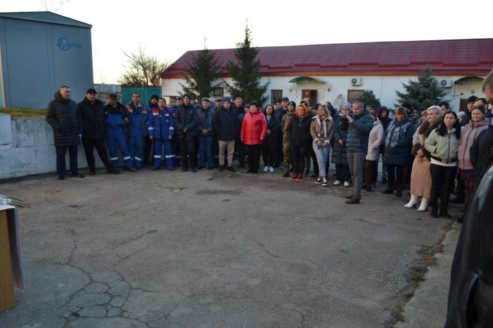 В преддверии профессионального праздника- дня энергетика председатель Сакского районного совета Михаил Слободяник и первый заместитель главы администрации Сакского района Андрей Польченко поздравили руководителей и... В преддверии профессионального праздника- дня энергетика председатель Сакского районного совета Михаил Слободяник и первый заместитель главы администрации Сакского района Андрей Польченко поздравили руководителей и...