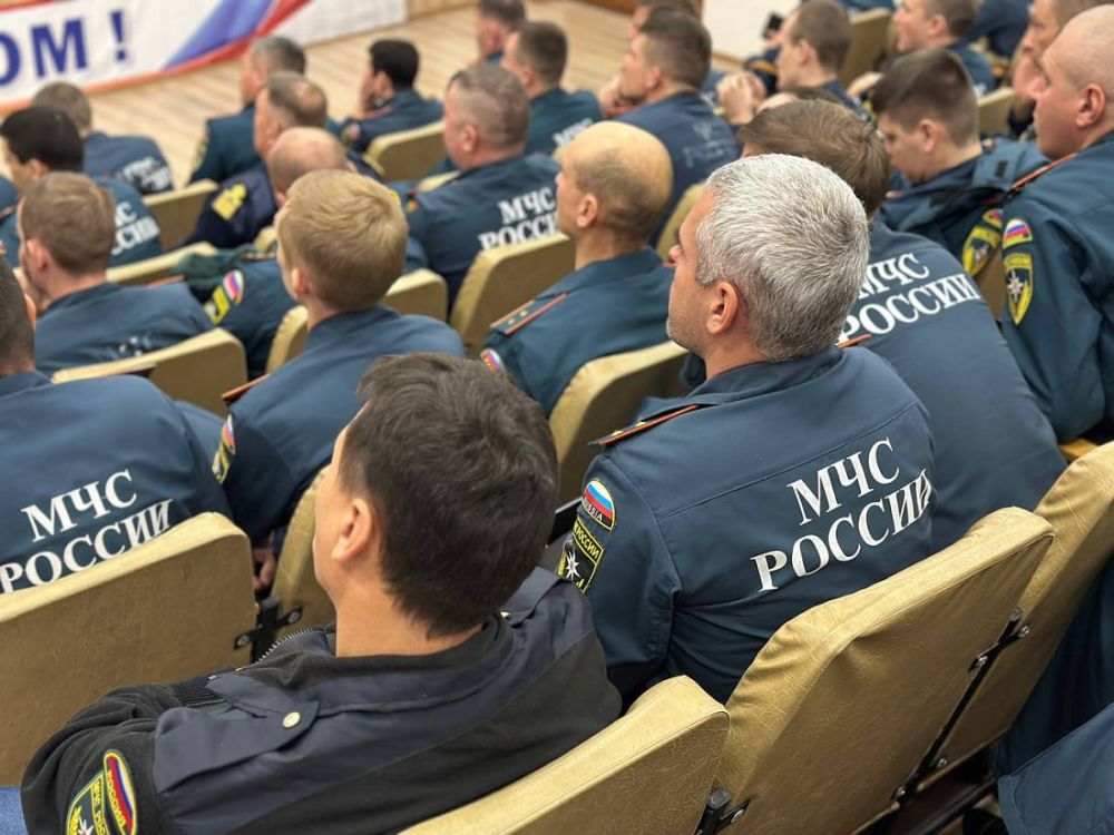 Сотрудники Госавтоинспекции провели занятие по безопасности дорожного движения для водителей МЧС Севастополя Сотрудники Госавтоинспекции провели занятие по безопасности дорожного движения для водителей МЧС Севастополя