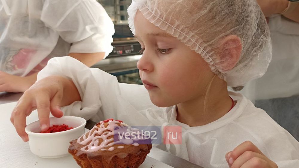 В Севастопольском колледже сервиса и торговли организовали мастер-класс с семьями участников СВО по изготовлению новогодних кексов для передачи в госпиталь военнослужащим В Севастопольском колледже сервиса и торговли организовали мастер-класс с семьями участников СВО по изготовлению новогодних кексов для передачи в госпиталь военнослужащим