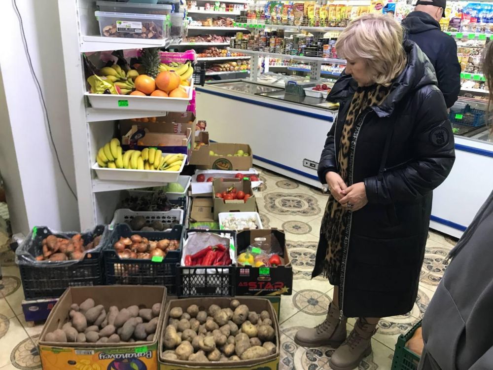 Сотрудники Управления по экономическому развитию, аграрной и инвестиционной политике администрации Сакского района провели очередной выездной мониторинг цен на социально значимые продукты питания в рамках контроля за... Сотрудники Управления по экономическому развитию, аграрной и инвестиционной политике администрации Сакского района провели очередной выездной мониторинг цен на социально значимые продукты питания в рамках контроля за...