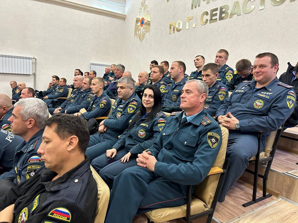 Сотрудники Госавтоинспекции провели занятие по безопасности дорожного движения для водителей МЧС Севастополя Сотрудники Госавтоинспекции провели занятие по безопасности дорожного движения для водителей МЧС Севастополя