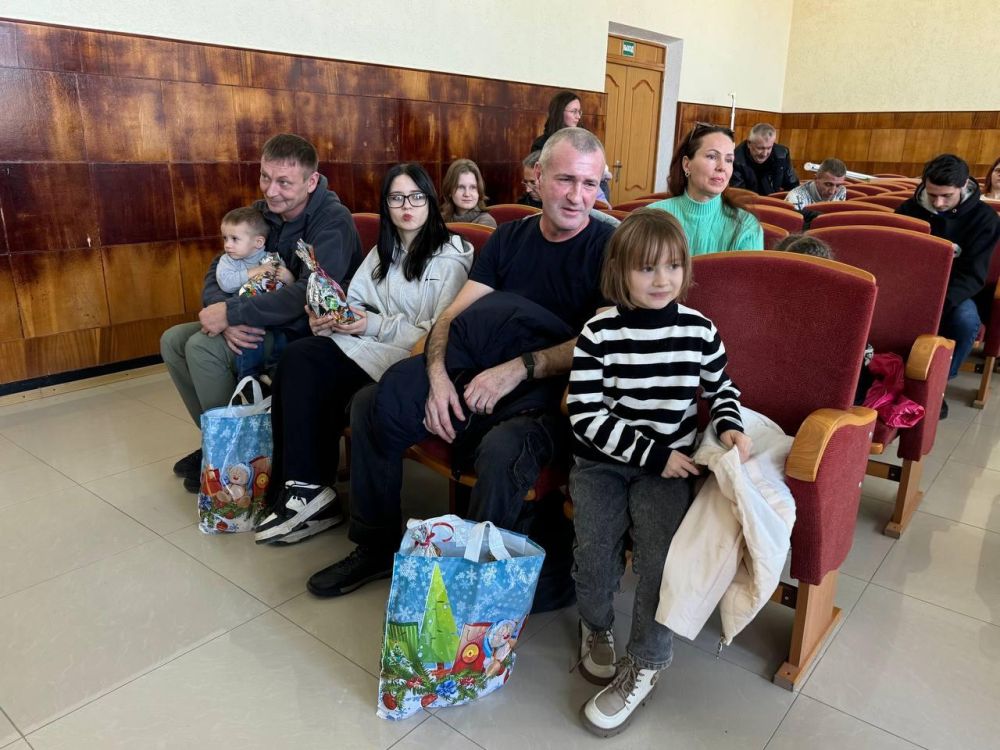 Спасибо Героям!. В День Святого Николая Чудотворца Совместно с депутатом Госсовета Крыма Жанной Хуторенко, председателем Черноморского районного совета Алексеем Шипицыным вручили подарки семьям участников СВО... Спасибо Героям!. В День Святого Николая Чудотворца Совместно с депутатом Госсовета Крыма Жанной Хуторенко, председателем Черноморского районного совета Алексеем Шипицыным вручили подарки семьям участников СВО...