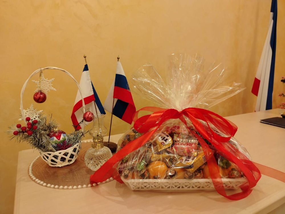 Алуштинский городской отдел ЗАГС поздравлял с прошедшим праздником Днём Святого Николая воспитанников МБУ ДО «КДЮСШ» города Алушты, вручив им сладкие подарки. Алуштинский городской отдел ЗАГС поздравлял с прошедшим праздником Днём Святого Николая воспитанников МБУ ДО «КДЮСШ» города Алушты, вручив им сладкие подарки.
