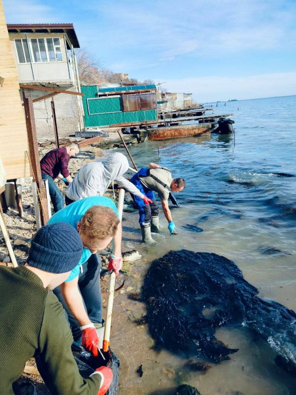 Керчане могут прочь убирать мазут с пляжей города Керчане могут прочь убирать мазут с пляжей города