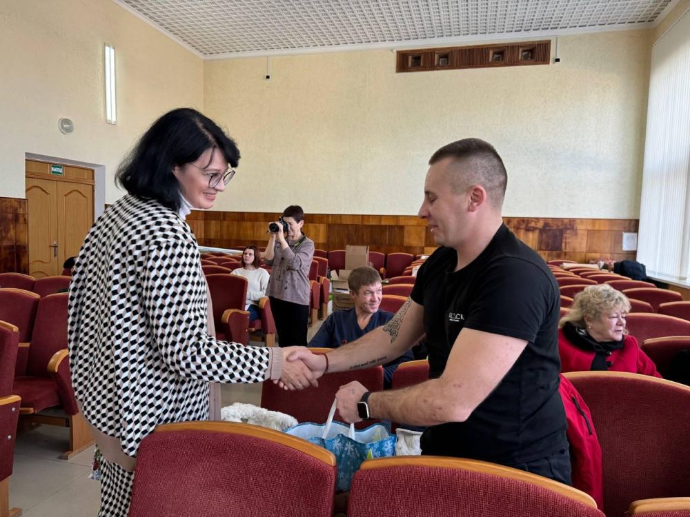 Спасибо Героям!. В День Святого Николая Чудотворца Совместно с депутатом Госсовета Крыма Жанной Хуторенко, председателем Черноморского районного совета Алексеем Шипицыным вручили подарки семьям участников СВО... Спасибо Героям!. В День Святого Николая Чудотворца Совместно с депутатом Госсовета Крыма Жанной Хуторенко, председателем Черноморского районного совета Алексеем Шипицыным вручили подарки семьям участников СВО...