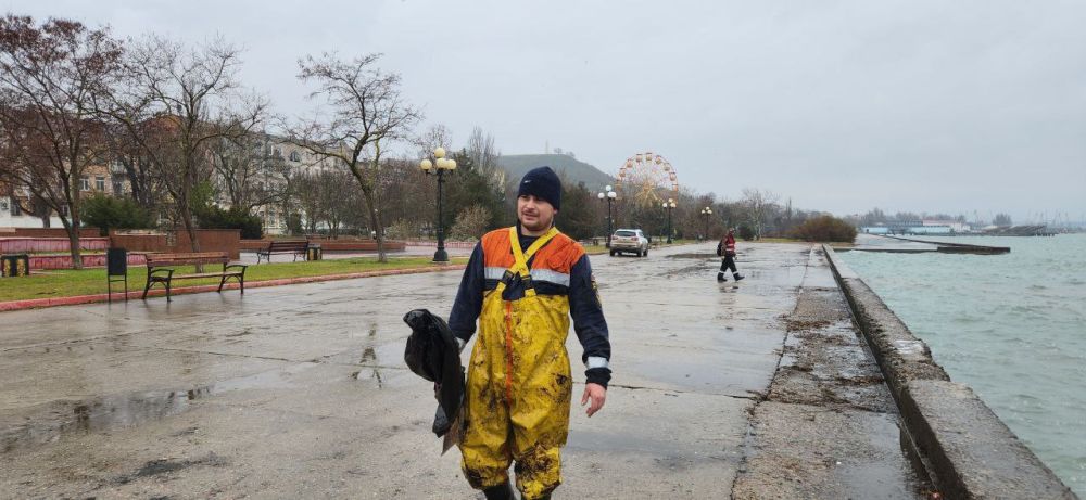 Кадры ликвидации последствий разлива нефтепродуктов, после потерпевших аварию танкеров Кадры ликвидации последствий разлива нефтепродуктов, после потерпевших аварию танкеров