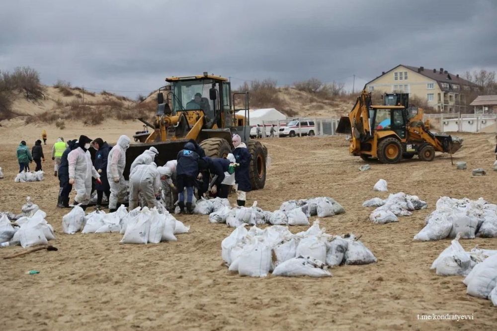Уже более 21 тыс. тонн загрязненного грунта собрали на побережье Черного моря в Краснодарском крае после крушения танкеров в районе Керченского пролива, сообщил губернатор Вениамин Кондратьев Уже более 21 тыс. тонн загрязненного грунта собрали на побережье Черного моря в Краснодарском крае после крушения танкеров в районе Керченского пролива, сообщил губернатор Вениамин Кондратьев
