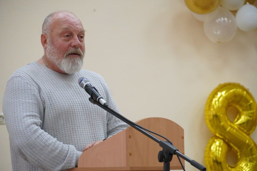 Сегодня 85-летний юбилей отмечает школа №5. От имени главы администрации Олега КАТОРГИНА педагогический коллектив и учащихся поздравила его заместитель Ирина ИВАНОВА Сегодня 85-летний юбилей отмечает школа №5. От имени главы администрации Олега КАТОРГИНА педагогический коллектив и учащихся поздравила его заместитель Ирина ИВАНОВА