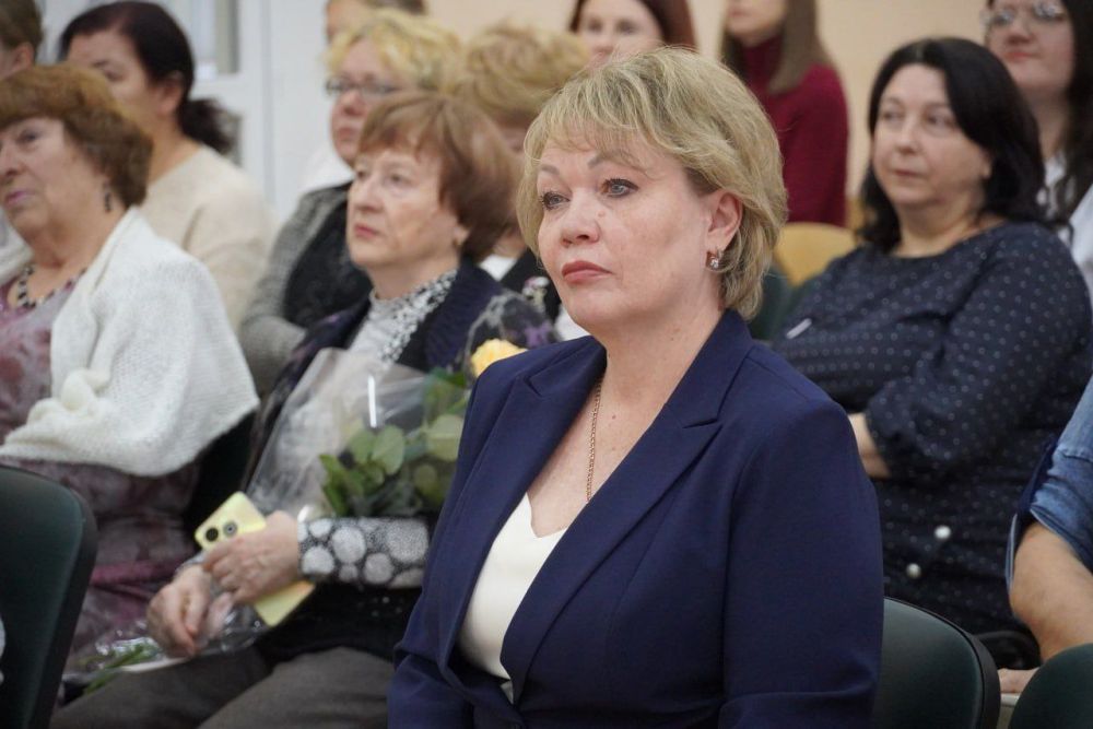 Сегодня 85-летний юбилей отмечает школа №5. От имени главы администрации Олега КАТОРГИНА педагогический коллектив и учащихся поздравила его заместитель Ирина ИВАНОВА Сегодня 85-летний юбилей отмечает школа №5. От имени главы администрации Олега КАТОРГИНА педагогический коллектив и учащихся поздравила его заместитель Ирина ИВАНОВА