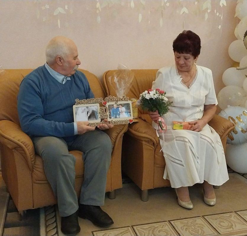 В канун закрытия Года семьи с Сакским районным отделом ЗАГСа провели церемонию празднования золотого 50- летнего юбилея совместной жизни семьи Юрец из с.Червоное Ореховского сельского поселения Сакского района В канун закрытия Года семьи с Сакским районным отделом ЗАГСа провели церемонию празднования золотого 50- летнего юбилея совместной жизни семьи Юрец из с.Червоное Ореховского сельского поселения Сакского района
