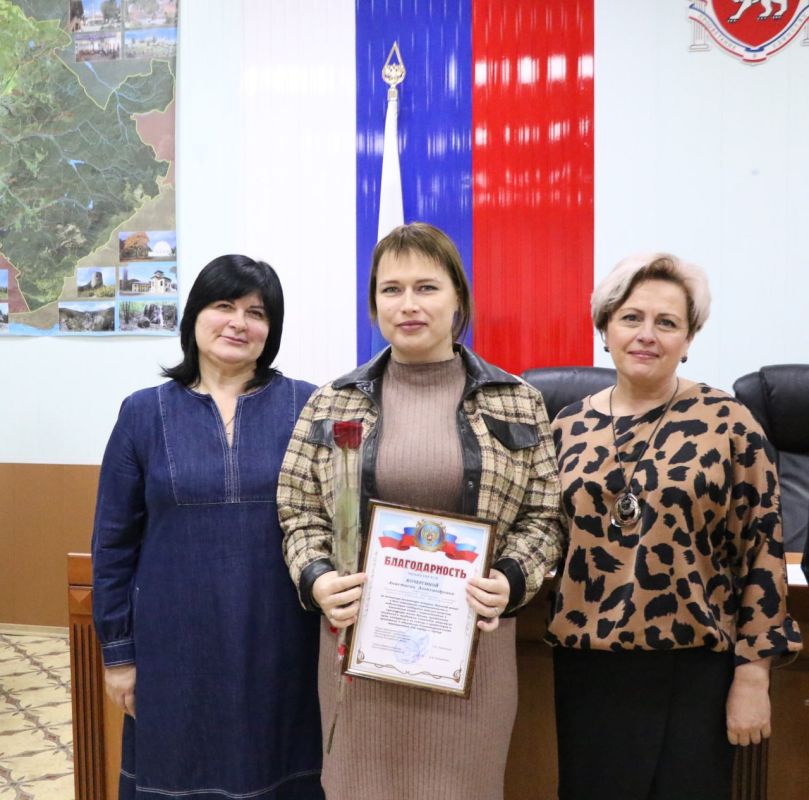 Ольга Урайкина: Перед аппаратным совещанием состоялось торжественное награждение сотрудников государственного бюджетного учреждения дополнительного образования Республики Крым "Спортивная школа №7" и Крымской республиканской... Ольга Урайкина: Перед аппаратным совещанием состоялось торжественное награждение сотрудников государственного бюджетного учреждения дополнительного образования Республики Крым "Спортивная школа №7" и Крымской республиканской...