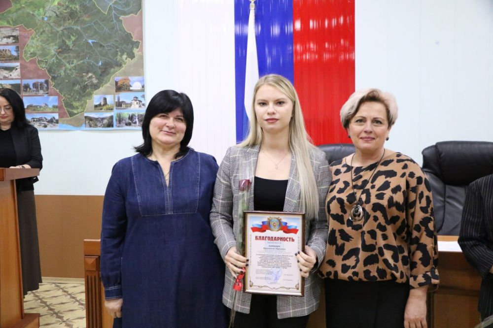 Ольга Урайкина: Перед аппаратным совещанием состоялось торжественное награждение сотрудников государственного бюджетного учреждения дополнительного образования Республики Крым "Спортивная школа №7" и Крымской республиканской... Ольга Урайкина: Перед аппаратным совещанием состоялось торжественное награждение сотрудников государственного бюджетного учреждения дополнительного образования Республики Крым "Спортивная школа №7" и Крымской республиканской...