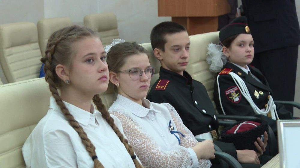 Бесценная монета. В Симферополе подвели итоги конкурса «80 лет Победы глазами детей Республики Крым». Участникам предлагали изобразить дизайн монеты, которую выпустит Центробанк к 9 мая 2025 года. Всего в конкурсе было три... Бесценная монета. В Симферополе подвели итоги конкурса «80 лет Победы глазами детей Республики Крым». Участникам предлагали изобразить дизайн монеты, которую выпустит Центробанк к 9 мая 2025 года. Всего в конкурсе было три...