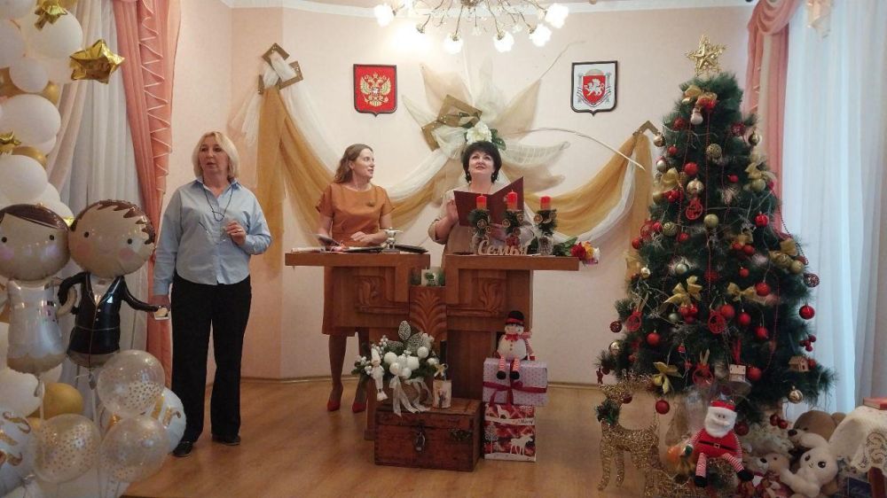 В канун закрытия Года семьи с Сакским районным отделом ЗАГСа провели церемонию празднования золотого 50- летнего юбилея совместной жизни семьи Юрец из с.Червоное Ореховского сельского поселения Сакского района В канун закрытия Года семьи с Сакским районным отделом ЗАГСа провели церемонию празднования золотого 50- летнего юбилея совместной жизни семьи Юрец из с.Червоное Ореховского сельского поселения Сакского района
