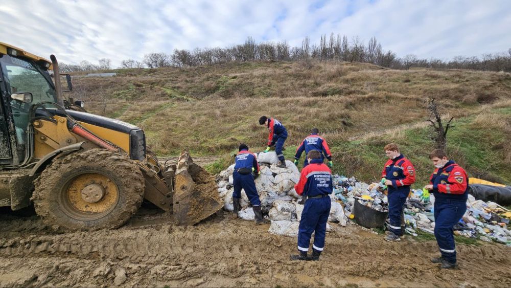 В Керчи продолжается работа по очистке побережья от нефтепродуктов В Керчи продолжается работа по очистке побережья от нефтепродуктов