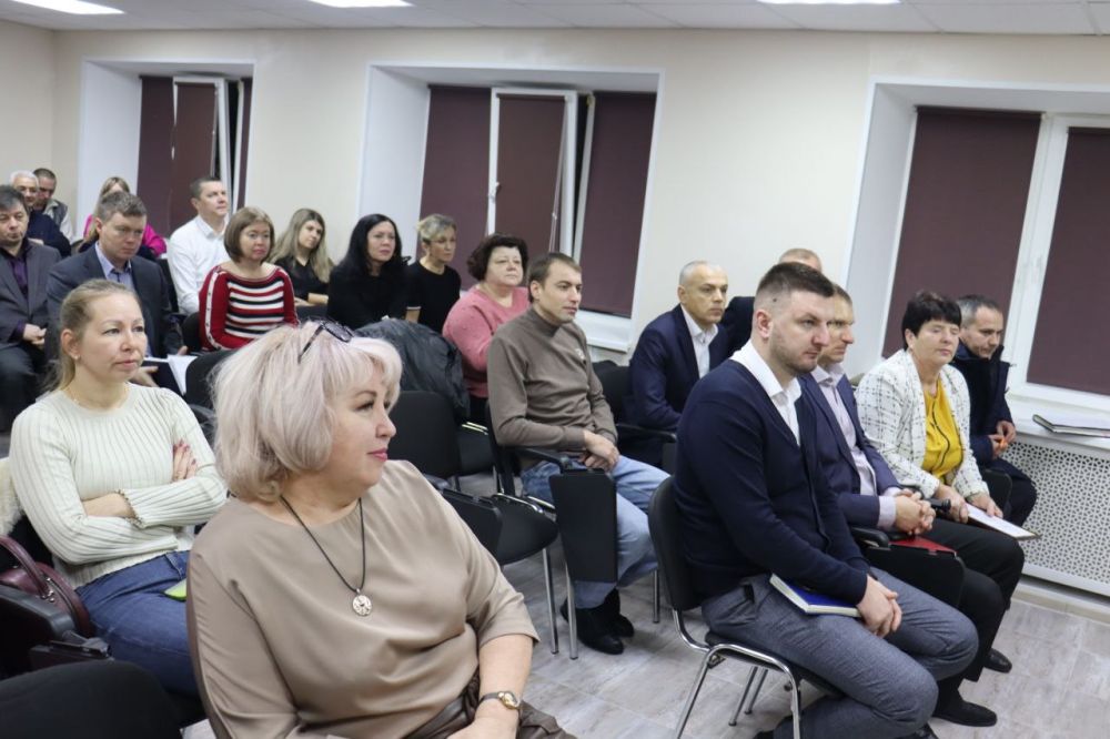 Владислав Хаджиев: Утро новой трудовой недели начали с традиционного аппаратного совещания с начальниками структурных подразделений администрации, руководителями предприятий и организаций района Владислав Хаджиев: Утро новой трудовой недели начали с традиционного аппаратного совещания с начальниками структурных подразделений администрации, руководителями предприятий и организаций района