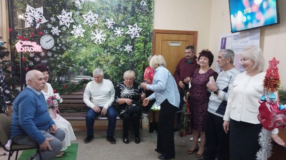 В канун закрытия Года семьи с Сакским районным отделом ЗАГСа провели церемонию празднования золотого 50- летнего юбилея совместной жизни семьи Юрец из с.Червоное Ореховского сельского поселения Сакского района В канун закрытия Года семьи с Сакским районным отделом ЗАГСа провели церемонию празднования золотого 50- летнего юбилея совместной жизни семьи Юрец из с.Червоное Ореховского сельского поселения Сакского района