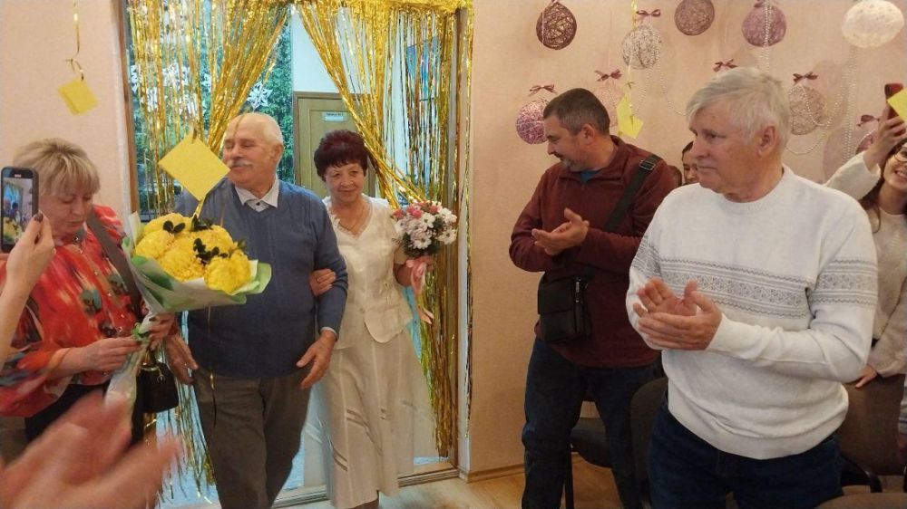 В канун закрытия Года семьи с Сакским районным отделом ЗАГСа провели церемонию празднования золотого 50- летнего юбилея совместной жизни семьи Юрец из с.Червоное Ореховского сельского поселения Сакского района В канун закрытия Года семьи с Сакским районным отделом ЗАГСа провели церемонию празднования золотого 50- летнего юбилея совместной жизни семьи Юрец из с.Червоное Ореховского сельского поселения Сакского района