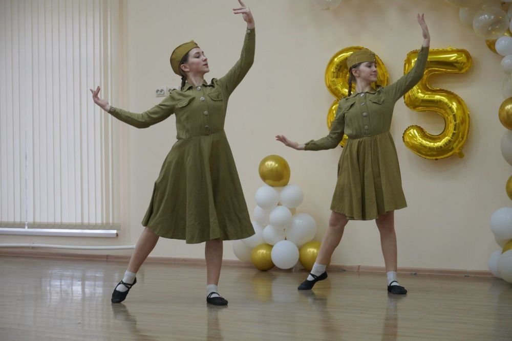 Сегодня 85-летний юбилей отмечает школа №5. От имени главы администрации Олега КАТОРГИНА педагогический коллектив и учащихся поздравила его заместитель Ирина ИВАНОВА Сегодня 85-летний юбилей отмечает школа №5. От имени главы администрации Олега КАТОРГИНА педагогический коллектив и учащихся поздравила его заместитель Ирина ИВАНОВА