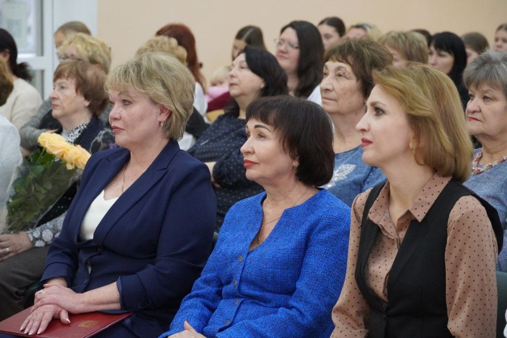 Сегодня 85-летний юбилей отмечает школа №5. От имени главы администрации Олега КАТОРГИНА педагогический коллектив и учащихся поздравила его заместитель Ирина ИВАНОВА Сегодня 85-летний юбилей отмечает школа №5. От имени главы администрации Олега КАТОРГИНА педагогический коллектив и учащихся поздравила его заместитель Ирина ИВАНОВА