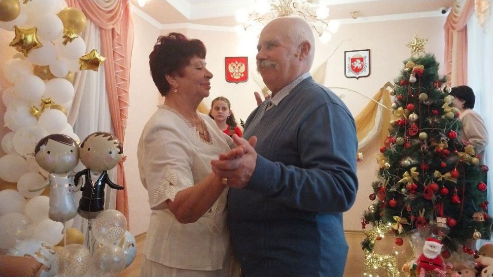 В канун закрытия Года семьи с Сакским районным отделом ЗАГСа провели церемонию празднования золотого 50- летнего юбилея совместной жизни семьи Юрец из с.Червоное Ореховского сельского поселения Сакского района В канун закрытия Года семьи с Сакским районным отделом ЗАГСа провели церемонию празднования золотого 50- летнего юбилея совместной жизни семьи Юрец из с.Червоное Ореховского сельского поселения Сакского района