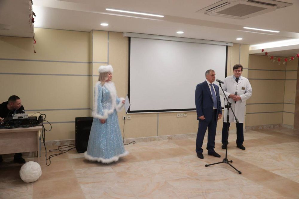 Владимир Константинов поздравил коллектив Республиканской детской клинической больницы с завершением капитального ремонта и вручил сертификат номиналом 5 млн рублей на приобретение мебели и дооснащение медицинским... Владимир Константинов поздравил коллектив Республиканской детской клинической больницы с завершением капитального ремонта и вручил сертификат номиналом 5 млн рублей на приобретение мебели и дооснащение медицинским...