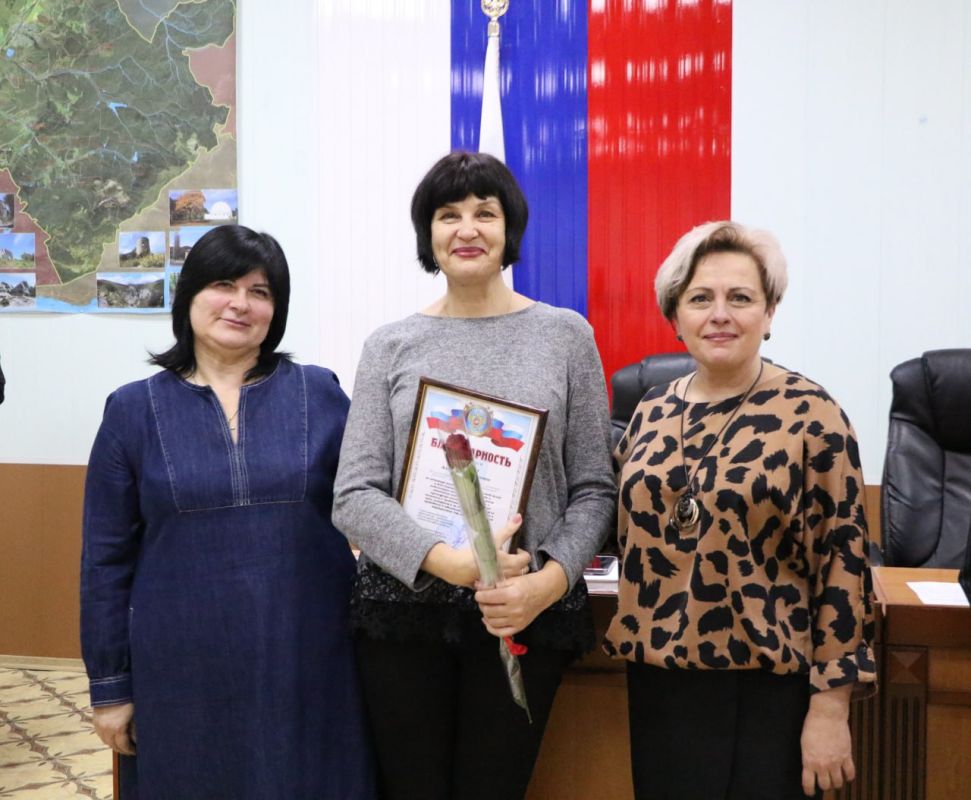 Ольга Урайкина: Перед аппаратным совещанием состоялось торжественное награждение сотрудников государственного бюджетного учреждения дополнительного образования Республики Крым "Спортивная школа №7" и Крымской республиканской... Ольга Урайкина: Перед аппаратным совещанием состоялось торжественное награждение сотрудников государственного бюджетного учреждения дополнительного образования Республики Крым "Спортивная школа №7" и Крымской республиканской...