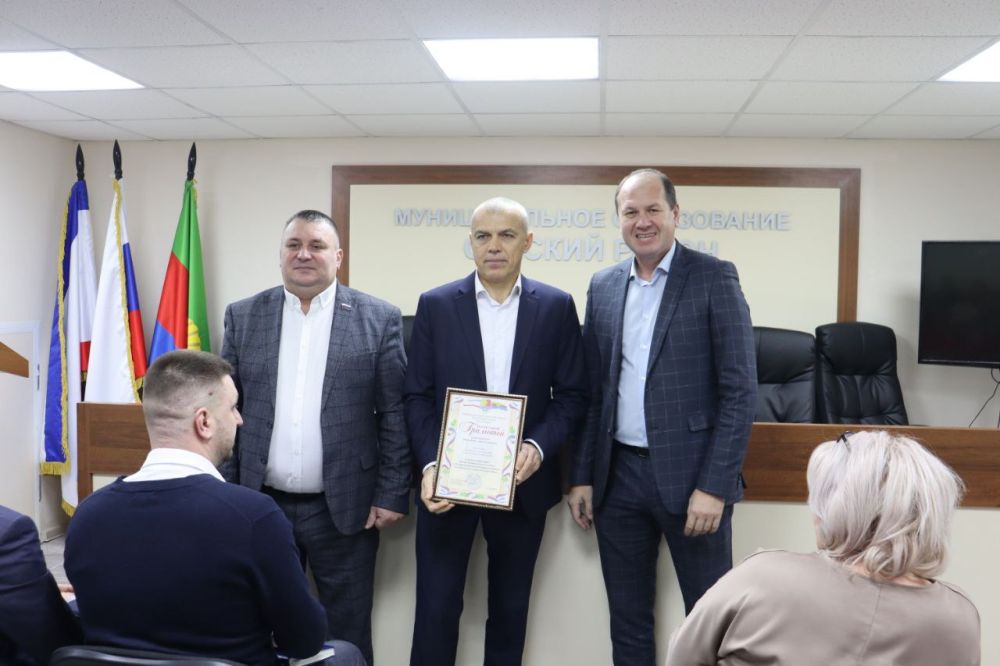Владислав Хаджиев: Утро новой трудовой недели начали с традиционного аппаратного совещания с начальниками структурных подразделений администрации, руководителями предприятий и организаций района Владислав Хаджиев: Утро новой трудовой недели начали с традиционного аппаратного совещания с начальниками структурных подразделений администрации, руководителями предприятий и организаций района