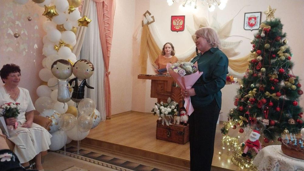 В канун закрытия Года семьи с Сакским районным отделом ЗАГСа провели церемонию празднования золотого 50- летнего юбилея совместной жизни семьи Юрец из с.Червоное Ореховского сельского поселения Сакского района В канун закрытия Года семьи с Сакским районным отделом ЗАГСа провели церемонию празднования золотого 50- летнего юбилея совместной жизни семьи Юрец из с.Червоное Ореховского сельского поселения Сакского района