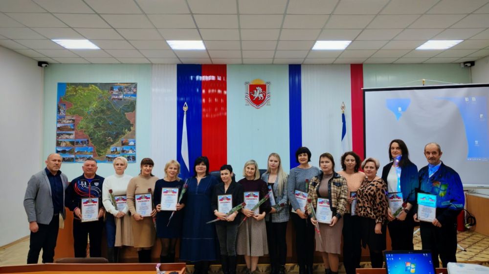 Ольга Урайкина: Перед аппаратным совещанием состоялось торжественное награждение сотрудников государственного бюджетного учреждения дополнительного образования Республики Крым "Спортивная школа №7" и Крымской республиканской... Ольга Урайкина: Перед аппаратным совещанием состоялось торжественное награждение сотрудников государственного бюджетного учреждения дополнительного образования Республики Крым "Спортивная школа №7" и Крымской республиканской...