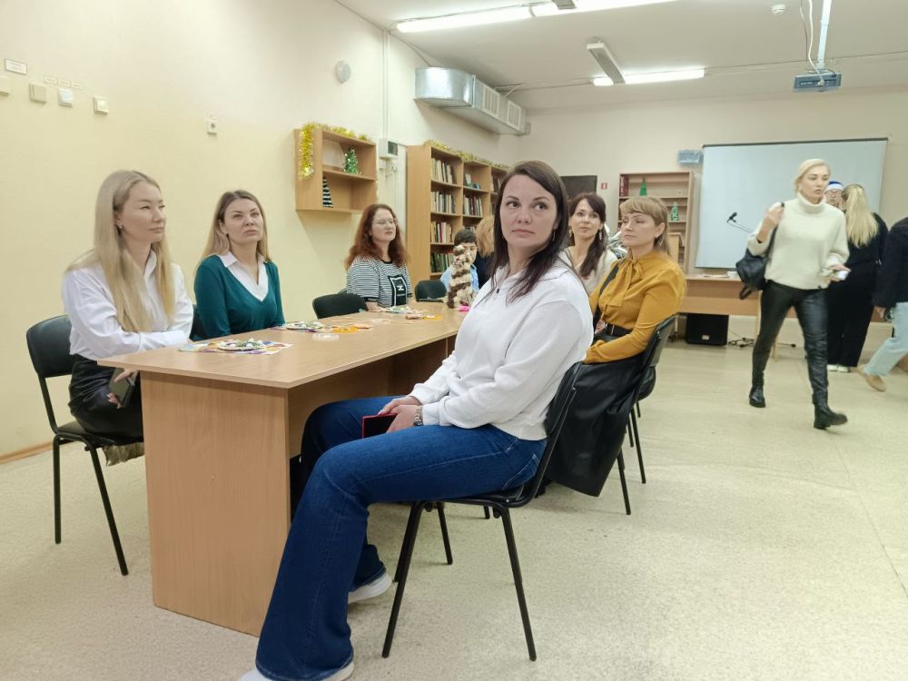 Новогодние мечты. Традиционную акцию «Новогодняя ёлка желаний» провели в Симферопольской академической гимназии. Пригласили воспитанников специальной школы-интерната и вручили им подарки, которые они заказали в письмах Деду... Новогодние мечты. Традиционную акцию «Новогодняя ёлка желаний» провели в Симферопольской академической гимназии. Пригласили воспитанников специальной школы-интерната и вручили им подарки, которые они заказали в письмах Деду...