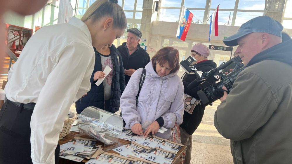 В Бахчисарае состоялось торжественное открытие АС «Бахчисарай» после капитального ремонта кровли и фасадного остекления зала ожидания В Бахчисарае состоялось торжественное открытие АС «Бахчисарай» после капитального ремонта кровли и фасадного остекления зала ожидания