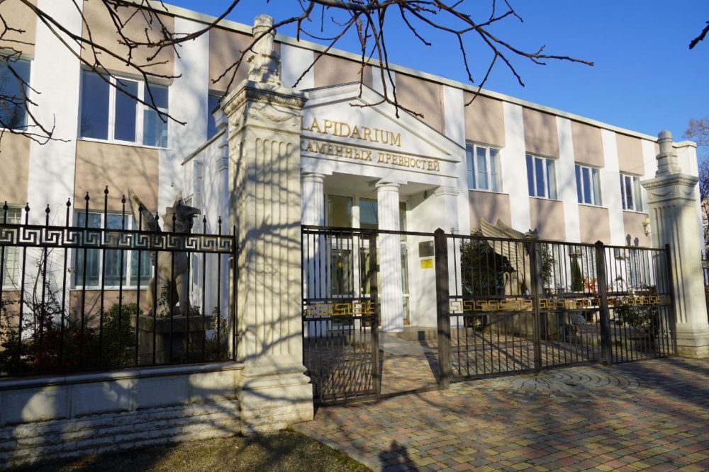 #городские_новости. В Керчи состоялась презентация нового издания - интерактивной энциклопедии "Град Керчь". На её презентации в музее каменных древностей сегодня побывали глава муниципального образования Денис КОЛЕСНИК... #городские_новости. В Керчи состоялась презентация нового издания - интерактивной энциклопедии "Град Керчь". На её презентации в музее каменных древностей сегодня побывали глава муниципального образования Денис КОЛЕСНИК...
