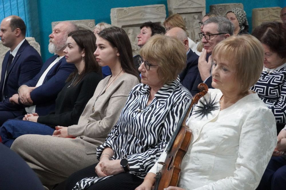 #городские_новости. В Керчи состоялась презентация нового издания - интерактивной энциклопедии "Град Керчь". На её презентации в музее каменных древностей сегодня побывали глава муниципального образования Денис КОЛЕСНИК... #городские_новости. В Керчи состоялась презентация нового издания - интерактивной энциклопедии "Град Керчь". На её презентации в музее каменных древностей сегодня побывали глава муниципального образования Денис КОЛЕСНИК...