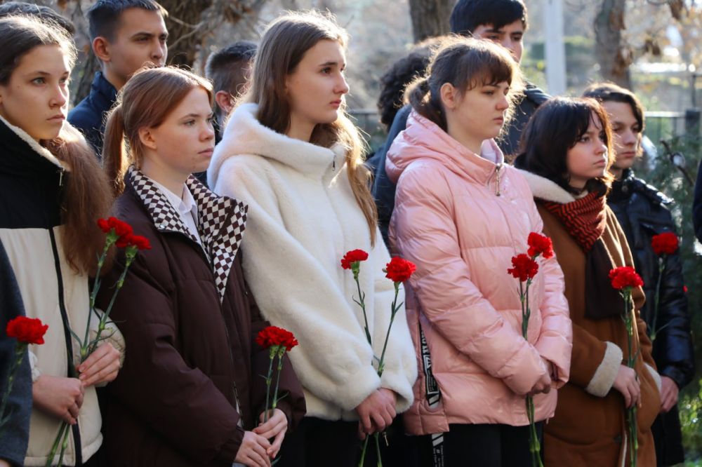 В Феодосии открыли мемориальную доску погибшему бойцу СВО В Феодосии открыли мемориальную доску погибшему бойцу СВО