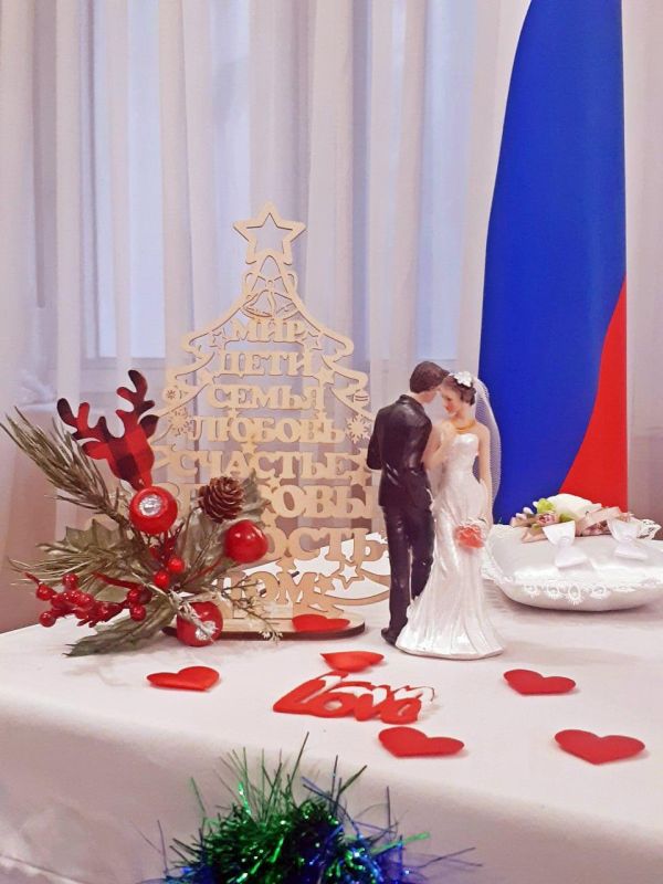 Праздничная атмосфера Нового года создана и в Судакском городском отделе ЗАГС. Праздничная атмосфера Нового года создана и в Судакском городском отделе ЗАГС.