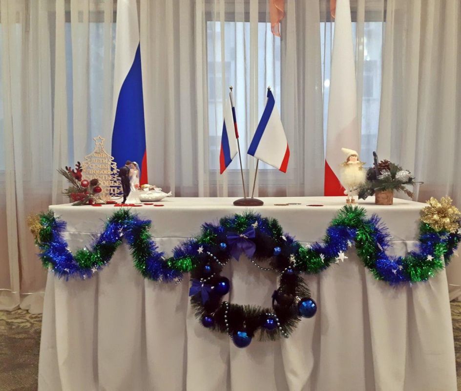 Праздничная атмосфера Нового года создана и в Судакском городском отделе ЗАГС. Праздничная атмосфера Нового года создана и в Судакском городском отделе ЗАГС.