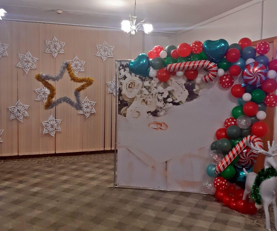 Праздничная атмосфера Нового года создана и в Судакском городском отделе ЗАГС. Праздничная атмосфера Нового года создана и в Судакском городском отделе ЗАГС.