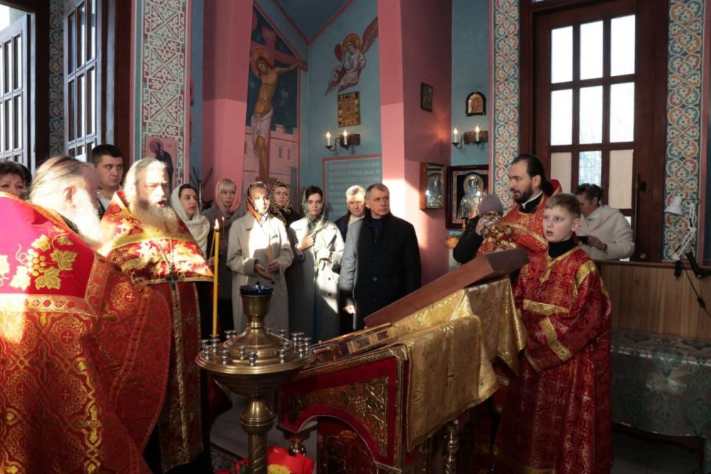 В храм Всех Святых, расположенный на территории "Концлагеря "Красный" под Симферополем, передали частицу мощей Святого Великомученника Георгия Победоносца В храм Всех Святых, расположенный на территории "Концлагеря "Красный" под Симферополем, передали частицу мощей Святого Великомученника Георгия Победоносца