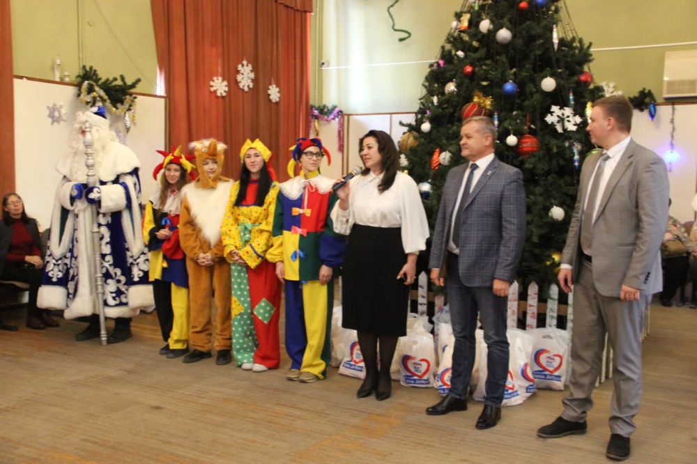 Юрий Нестеренко: Передал подарки и поздравления с наступающим Новым годом малышам, которые находятся на лечении в Феодосийской детской городской больнице и юным феодосийцам с особенностями развития Юрий Нестеренко: Передал подарки и поздравления с наступающим Новым годом малышам, которые находятся на лечении в Феодосийской детской городской больнице и юным феодосийцам с особенностями развития