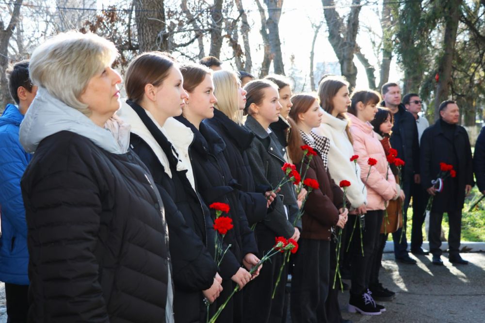 В Феодосии открыли мемориальную доску погибшему бойцу СВО В Феодосии открыли мемориальную доску погибшему бойцу СВО