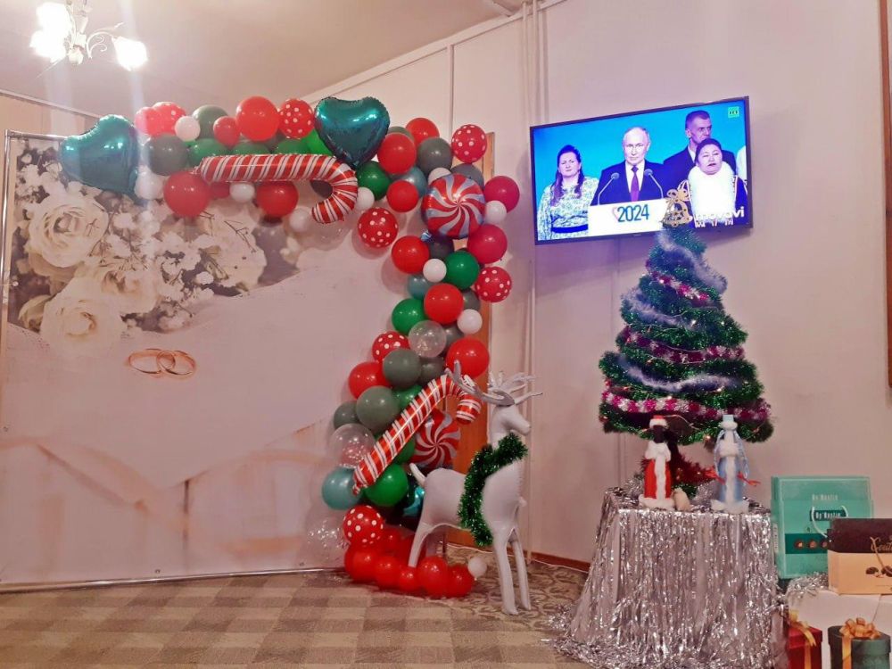 Праздничная атмосфера Нового года создана и в Судакском городском отделе ЗАГС. Праздничная атмосфера Нового года создана и в Судакском городском отделе ЗАГС.