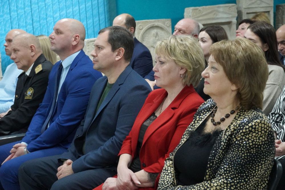 #городские_новости. В Керчи состоялась презентация нового издания - интерактивной энциклопедии "Град Керчь". На её презентации в музее каменных древностей сегодня побывали глава муниципального образования Денис КОЛЕСНИК... #городские_новости. В Керчи состоялась презентация нового издания - интерактивной энциклопедии "Град Керчь". На её презентации в музее каменных древностей сегодня побывали глава муниципального образования Денис КОЛЕСНИК...