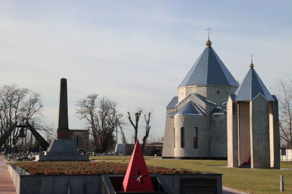 В Храм Всех Святых в земле Крымской просиявших, расположенный на территории Мемориала «Красный», передали частицу мощей Святого Великомученника Георгия Победоносца В Храм Всех Святых в земле Крымской просиявших, расположенный на территории Мемориала «Красный», передали частицу мощей Святого Великомученника Георгия Победоносца