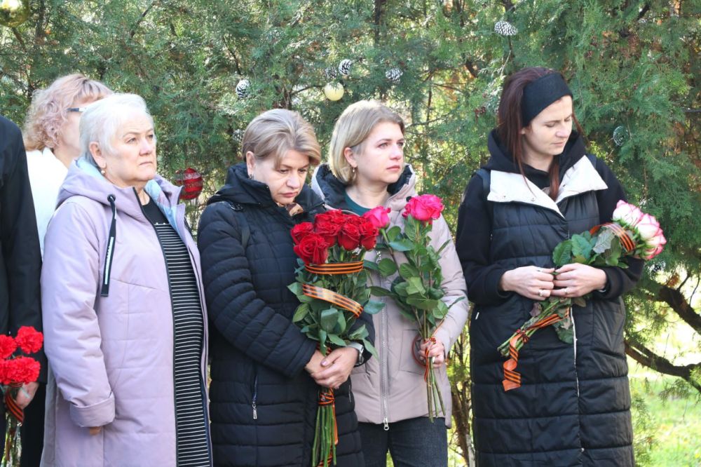 В Феодосии открыли мемориальную доску погибшему бойцу СВО В Феодосии открыли мемориальную доску погибшему бойцу СВО
