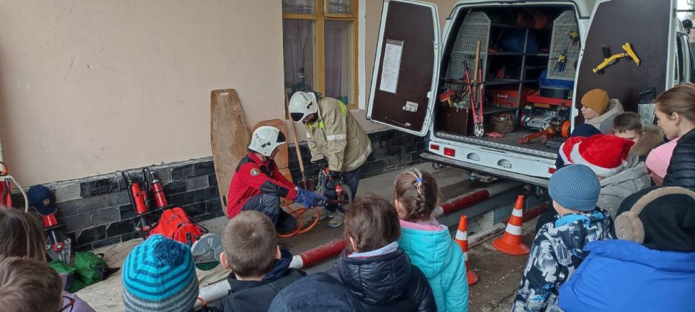 Сегодня сотрудники «Пожарной охраны Республики Крым» и «КРЫМ-СПАС» во всех своих подразделениях провели для детей Дни открытых дверей, приуроченные ко Дню спасателя Российской Федерации Сегодня сотрудники «Пожарной охраны Республики Крым» и «КРЫМ-СПАС» во всех своих подразделениях провели для детей Дни открытых дверей, приуроченные ко Дню спасателя Российской Федерации